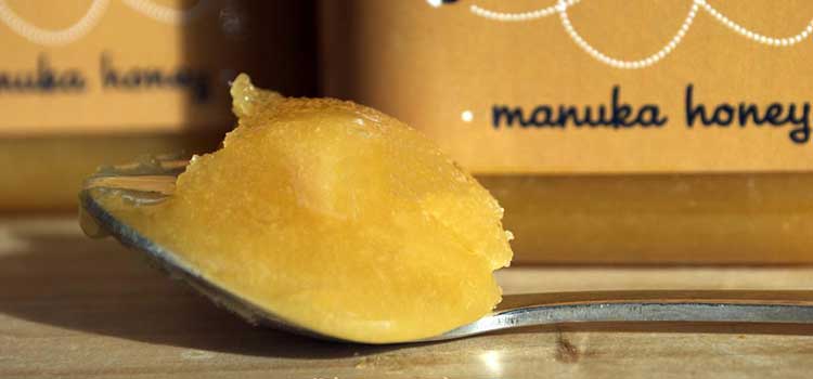 درمان آکنه در مقاله خواص عسل مانوکا